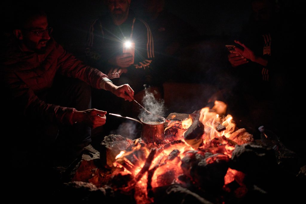 Παλαιστίνιοι αμύνονται μονάχοι έναντι εποίκων στην κατεχόμενη Δυτική Όχθη, καθώς το Ισραήλ συδαυλίζει τις επιθέσεις