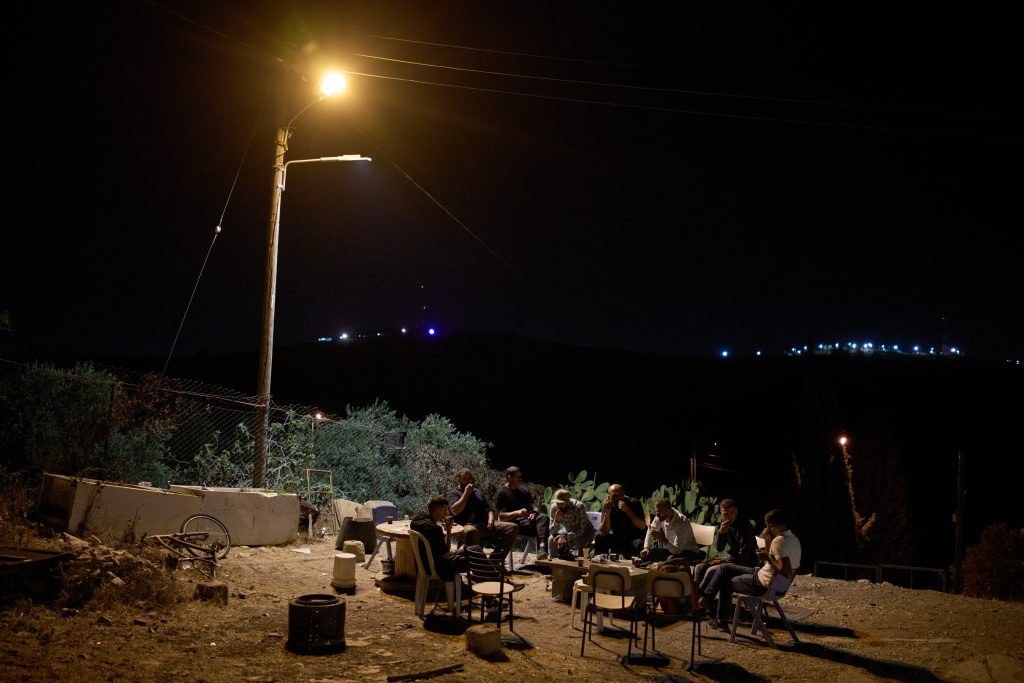 Παλαιστίνιοι αμύνονται μονάχοι έναντι εποίκων στην κατεχόμενη Δυτική Όχθη, καθώς το Ισραήλ συδαυλίζει τις επιθέσεις