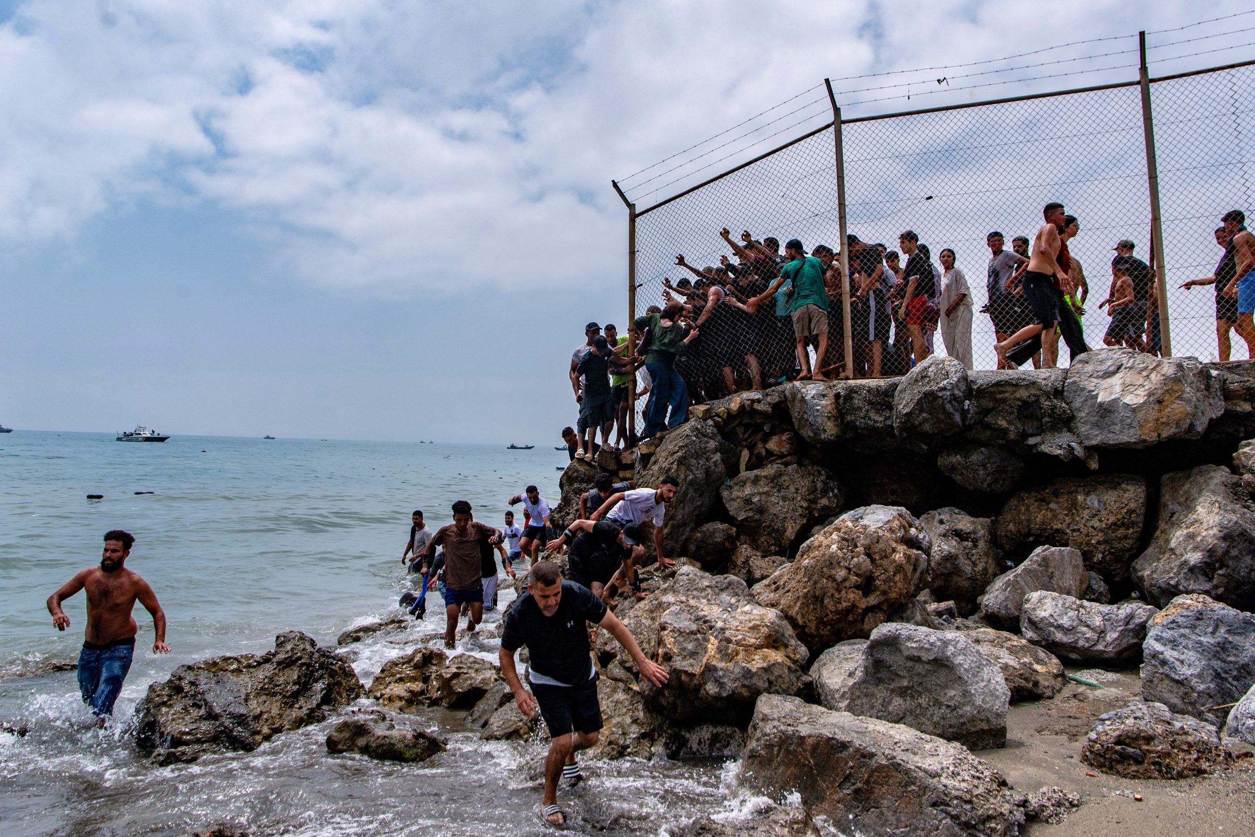 Ισπανία: Τουλάχιστον ένας νεκρός στη Θέουτα καθώς εκατοντάδες μετανάστες πέρασαν από το Μαρόκο