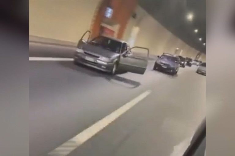 Επικίνδυνη οδήγηση σε σήραγγα: Οδηγός κινείται με τις πόρτες ανοιχτές θέτοντας σε κίνδυνο τα διερχόμενα οχήματα