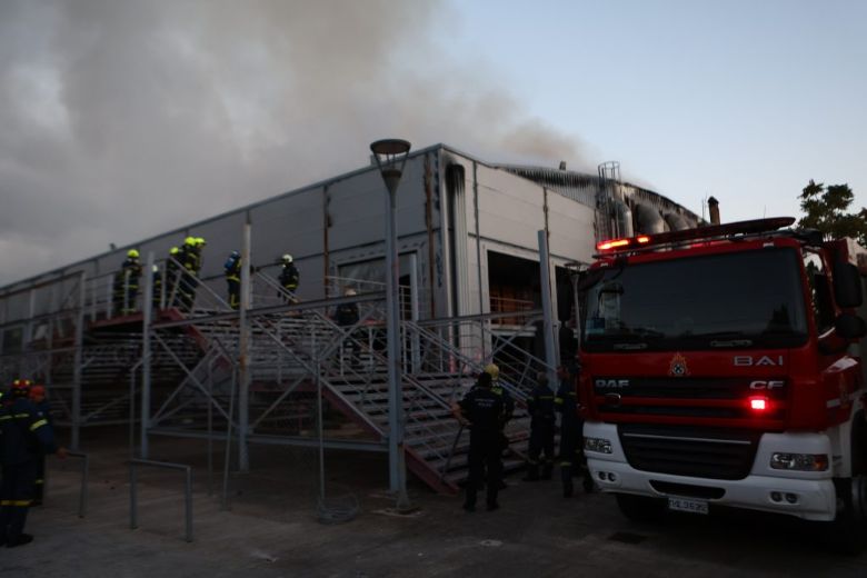 Υπό μερικό έλεγχο η φωτιά στο παλιό κτίριο του Θεάτρου Μπάντμιντον στο Πάρκο Γουδή – Έρευνα για τα αίτια