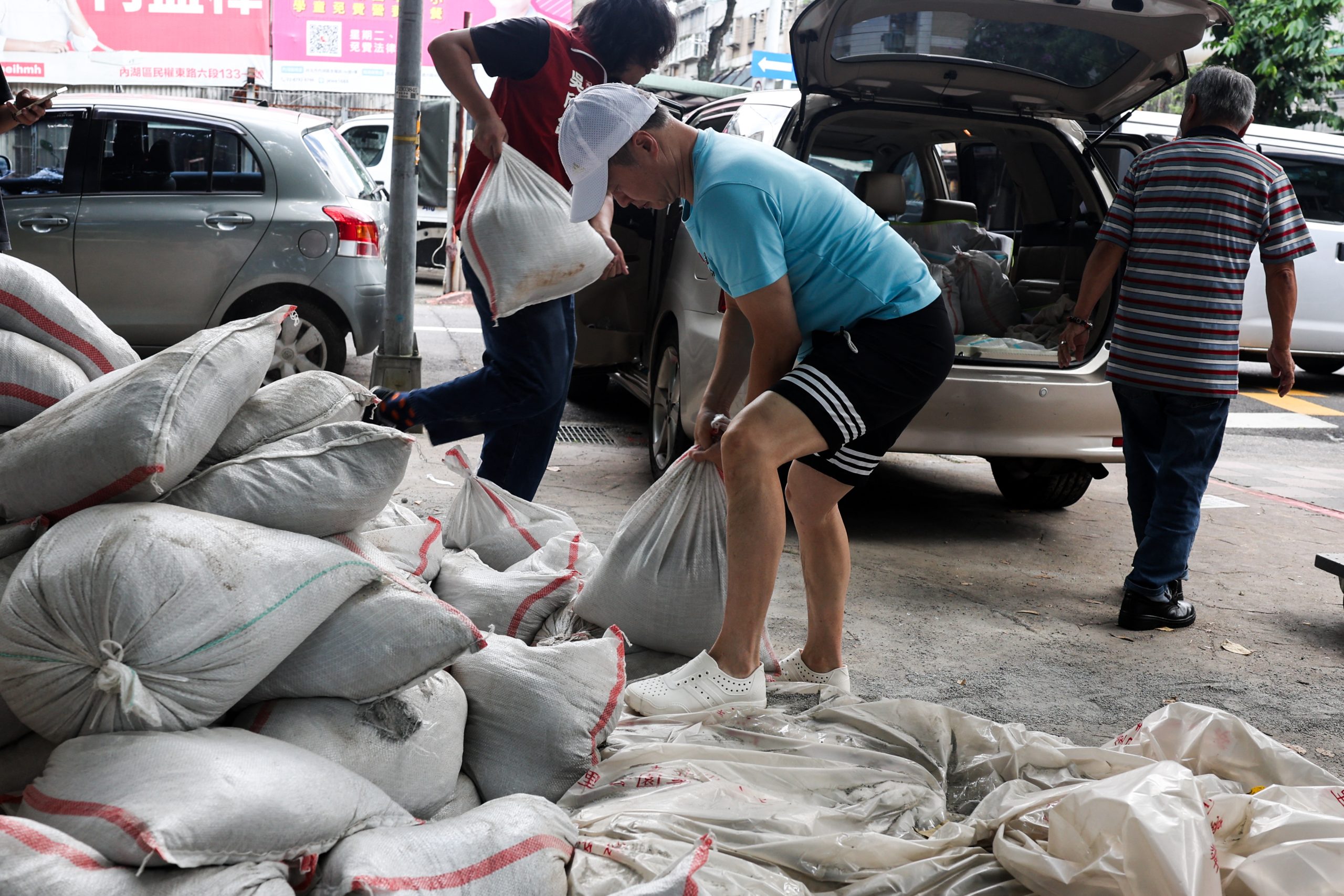 TAIWAN-WEATHER-TYPHOON Συναγερμός και λήψη μέτρων σε Ταϊβάν και Ιαπωνία – Πλησιάζει ο τυφώνας Μπάβι