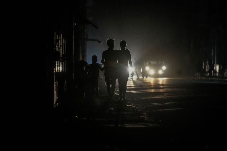 Βαθαίνει η ενεργειακή κρίση στην Κούβα: Στο σκοτάδι το νησί, χωρίς καύσιμα και με το ηλεκτρικό δίκτυο να καταρρέει