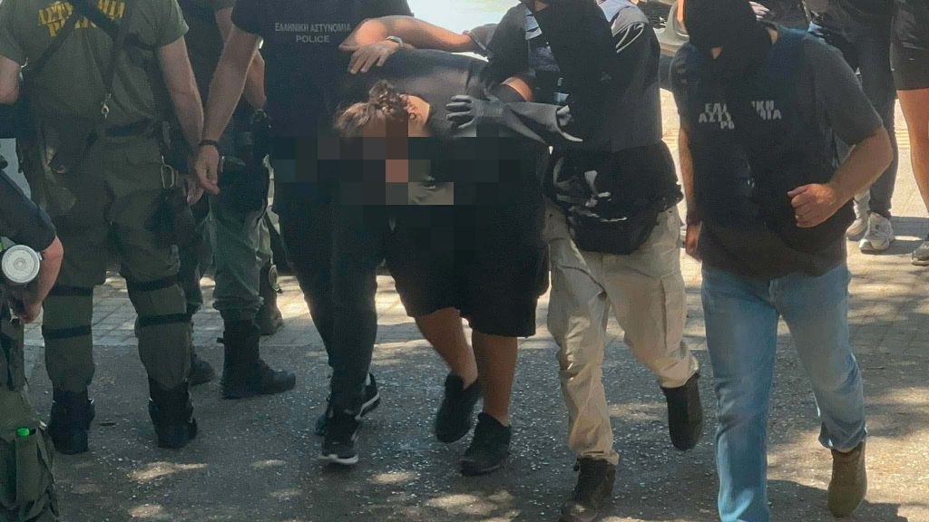 Θεσσαλονίκη: Υπό δρακόντεια μέτρα ασφαλείας στα δικαστήρια οι τρεις συλληφθέντες για την επίθεση στο σπίτι της Αφροδίτης Νέστορα