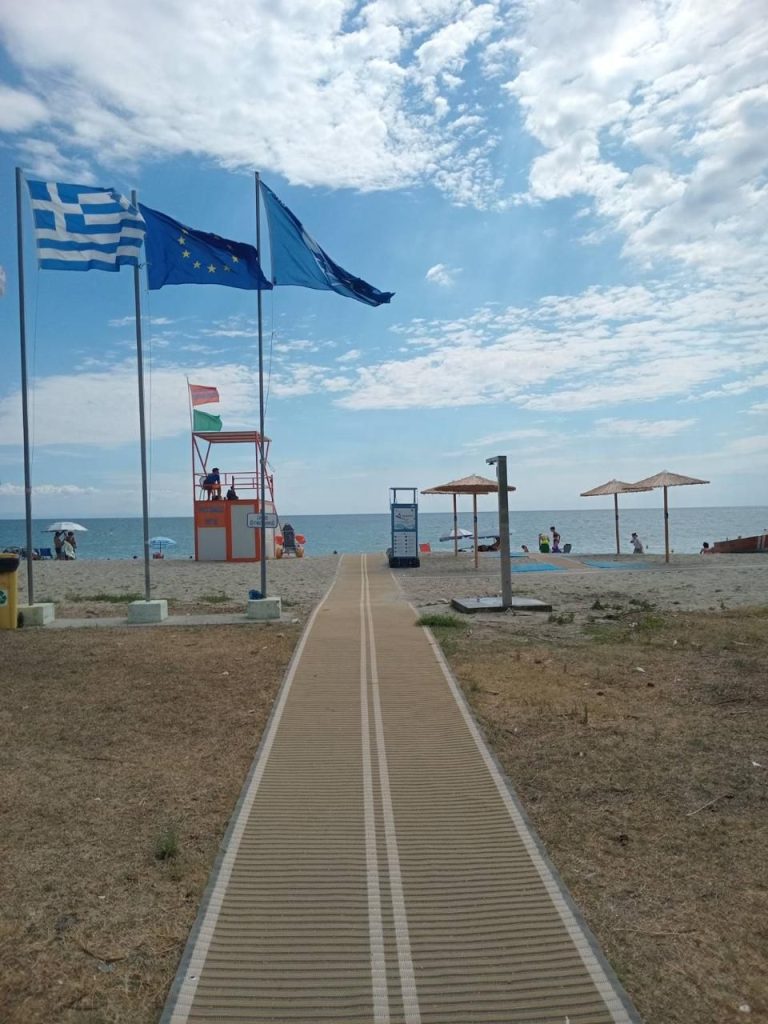 Ολοκληρώνεται η τοποθέτηση εγκαταστάσεων προσβασιμότητας ΑμεΑ σε πέντε παραλίες του Δήμου Δίου-Ολύμπου