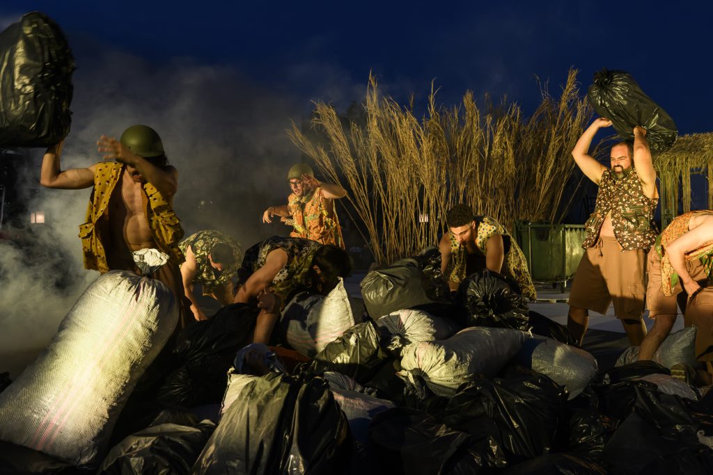Η «Ειρήνη» του Αριστοφάνη ταξιδεύει σε όλη την Ελλάδα – Πρεμιέρα στην Επίδαυρο με την υπογραφή Καραθάνου και Δεληβοριά