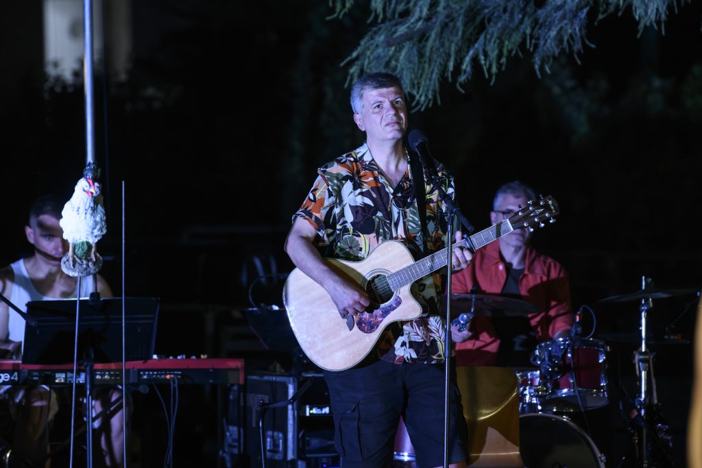 Η «Ειρήνη» του Αριστοφάνη ταξιδεύει σε όλη την Ελλάδα – Πρεμιέρα στην Επίδαυρο με την υπογραφή Καραθάνου και Δεληβοριά