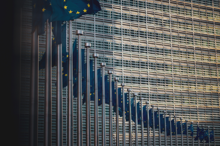 Eurostat: Ευρωπαϊκή πρωτιά της Ελλάδας στη μείωση του δημόσιου χρέους – Στο 3,1% του ΑΕΠ το έλλειμμα σε ΕΕ και ευρωζώνη