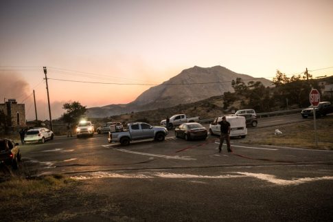 Εκατοντάδες μετανάστες κολυμπούν από το Μαρόκο προς τον ισπανικό θύλακα της Θέουτα