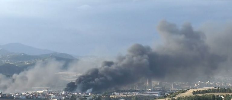 Πυρκαγιά στο Ωραιόκαστρο: Συνεχίζονται οι ρίψεις σε δύο εργοστάσια, χωρίς ενεργό μέτωπο στο δασικό κομμάτι – Το τοξικό νέφος έχει φτάσει στη Θεσσαλονίκη