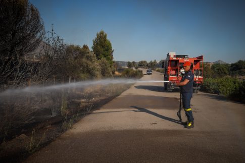 Θεσσαλονίκη: Μήνυμα κατά της τρομοκρατίας «Δεν σας φοβόμαστε» στη συγκέντρωση διαμαρτυρίας στελεχών και μελών της ΝΔ έξω από Ιπποκράτειο