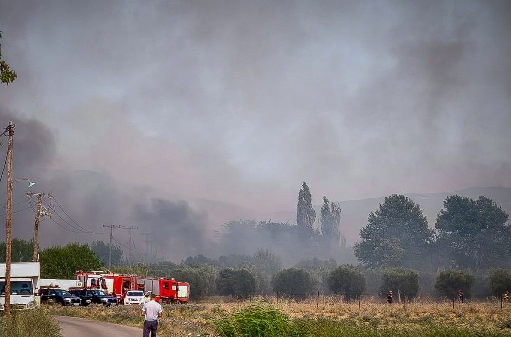 Πυρκαγιά στη Σουρωτή Θεσσαλονίκης: Ενισχύθηκαν οι δυνάμεις της Πυροσβεστικής – 5 αεροσκάφη και 2 ελικόπτερα στη μάχη της κατάσβεσης