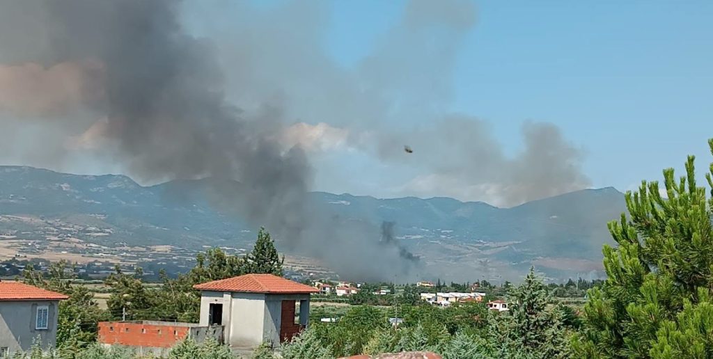 Πυρκαγιά στη Σουρωτή Θεσσαλονίκης: Ενισχύθηκαν οι δυνάμεις της Πυροσβεστικής – 5 αεροσκάφη και 2 ελικόπτερα στη μάχη της κατάσβεσης