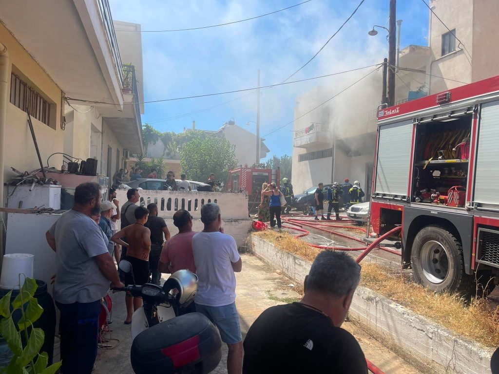 Χανιά: Στις φλόγες σπίτι και αποθήκη σε πυκνοκατοικημένη περιοχή