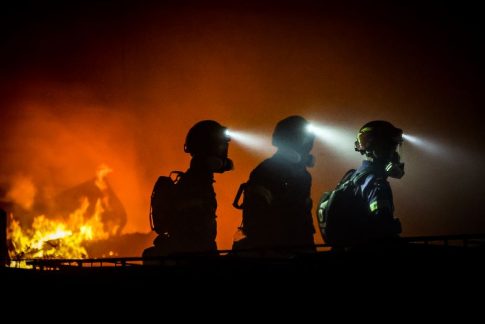 Εφιαλτική νύχτα στη Θεσσαλονίκη: Καμένα σπίτια και επιχειρήσεις από τη μεγάλη φωτιά στο Ωραιόκαστρο – Στη μάχη και ο στρατός