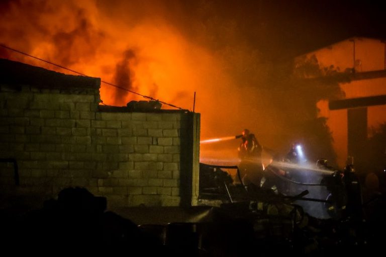Εφιαλτική νύχτα στη Θεσσαλονίκη: Καμένα σπίτια και επιχειρήσεις από τη μεγάλη φωτιά στο Ωραιόκαστρο – Στη μάχη και ο στρατός