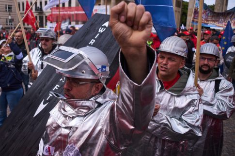 Ουκρανία: Η υπηρεσία καταπολέμησης της διαφθοράς κατηγορεί βουλευτές για δωροδοκίες <strong>και επιχειρεί εφόδους σε κυβερνητικά γραφεία</strong>