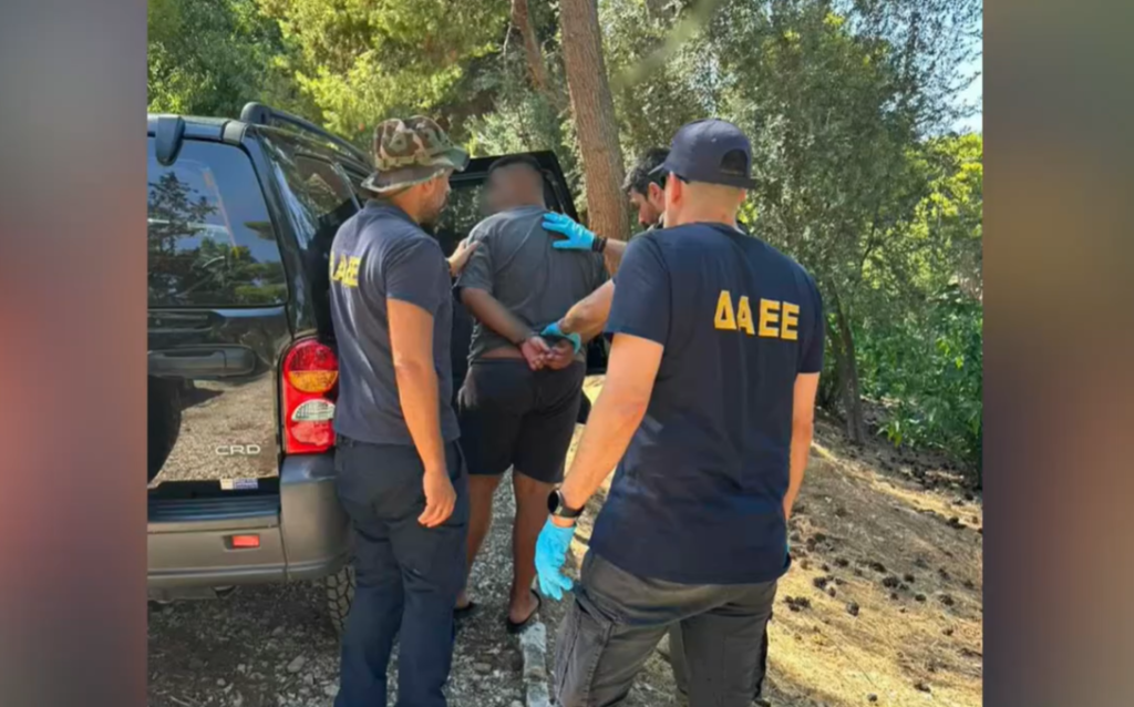 Τρεις συλλήψεις για τον εμπρησμό στο θέατρο Μπάντμιντον – Οι φερόμενοι ως εμπρηστές φέρεται να έκαιγαν καλώδια για να αφαιρέσουν τον χαλκό