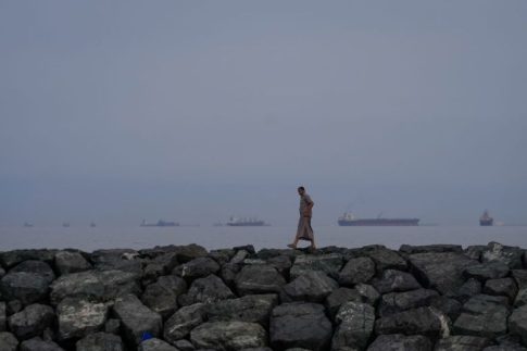 Ο Τραμπ απειλεί τον Καναδά με νέους δασμούς λόγω του καπνού από τις δασικές πυρκαγιές