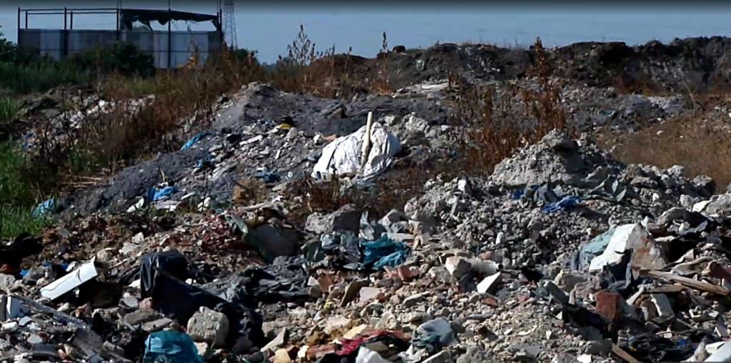 Τοξική «βόμβα» στη Σίνδο – Ανεξέλεγκτη χωματερή καίγεται από υφέρπουσες καύσεις επί τρεις μήνες