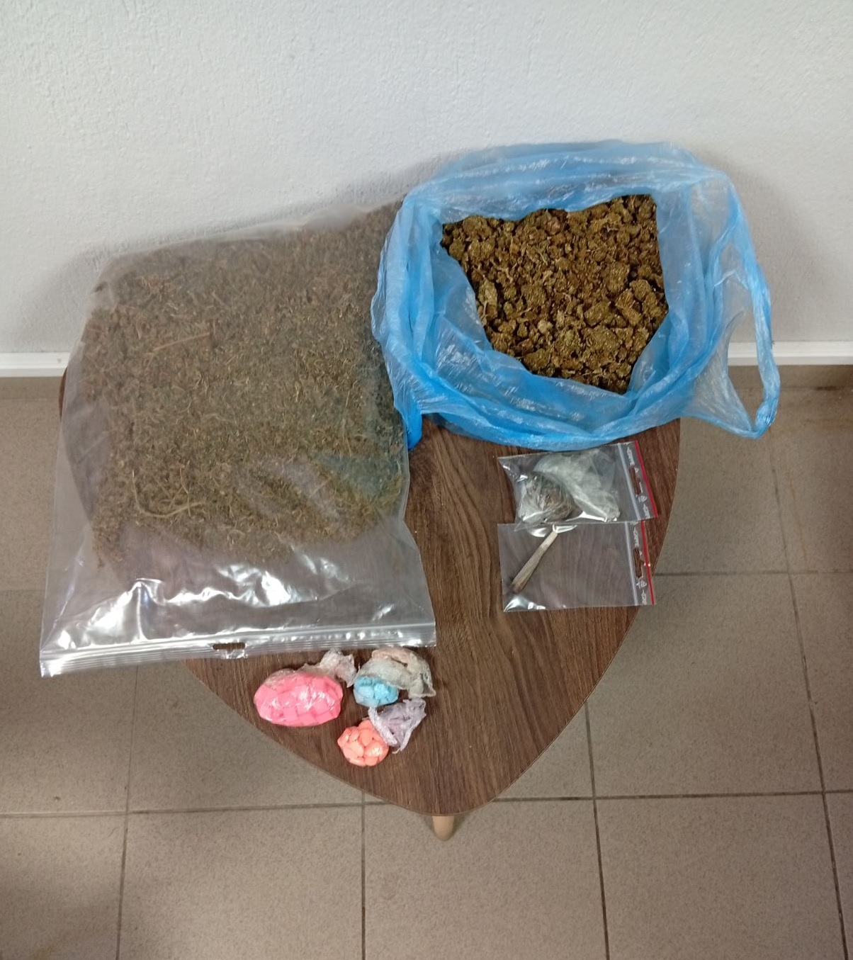 Ημαθία: Κατασχέθηκαν 100 δισκία ecstasy και πάνω από 900 γραμμάρια κάνναβης
