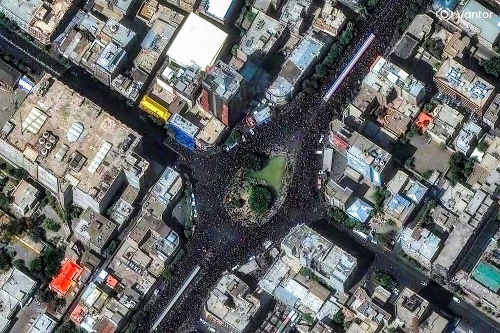 Τεχεράνη: Λαοθάλασσα στη νεκρική πομπή για τον Αλί Χαμενεΐ – Η τελετή συνεχίζεται σήμερα στην ιερή πόλη Κομ