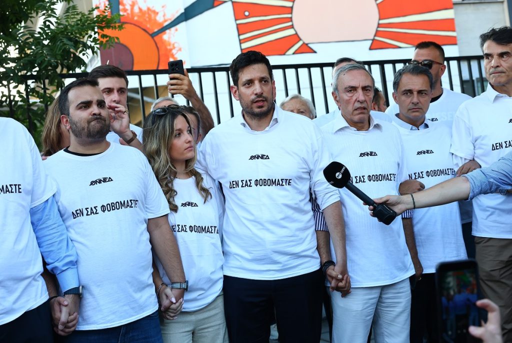 Θεσσαλονίκη: Μήνυμα κατά της τρομοκρατίας «Δεν σας φοβόμαστε» στη συγκέντρωση διαμαρτυρίας στελεχών και μελών της ΝΔ έξω από Ιπποκράτειο