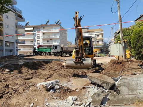 Άργος Ορεστικό: «Άγιο» είχε 19χρονος οδηγός – Έπεσε σε δέντρο και σώθηκε από γκρεμό