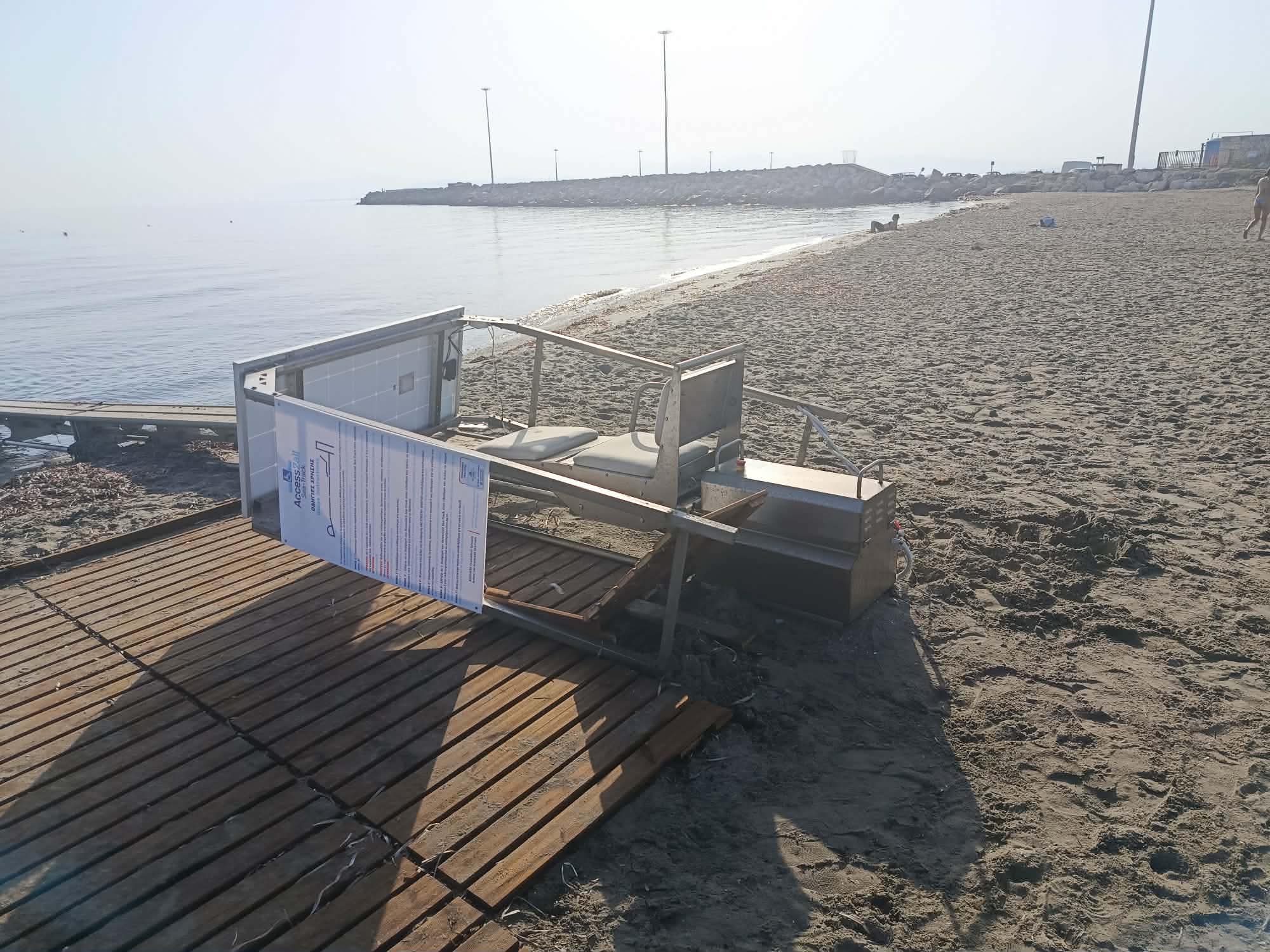 Άγνωστοι βανδάλισαν μηχανισμό πρόσβασης ΑμεΑ στην παραλία Κυλλήνης