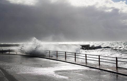 Φωτιά στην Άνδρο – 112 για την απομάκρυνση των κατοίκων από την περιοχή Παλαιόπολη