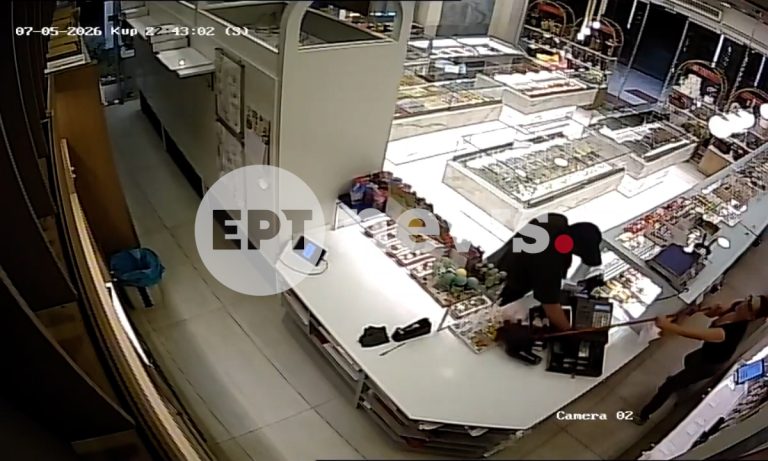 Απίστευτη ληστεία σε ζαχαροπλαστείο στη Νίκαια: Εργαζόμενη κυνήγησε με σφουγγαρίστρα τον ληστή που τη σημάδευε με όπλο