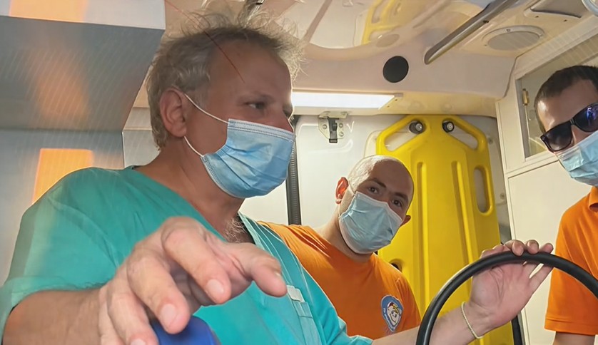 Ο γιατρός της Αρεόπολης οδήγησε το ασθενοφόρο για να φτάσει γρήγορα σε ασθενή: «Στην ιατρική και τα λίγα λεπτά παίζουν καθοριστικό ρόλο» λέει στο ΕΡΤnews