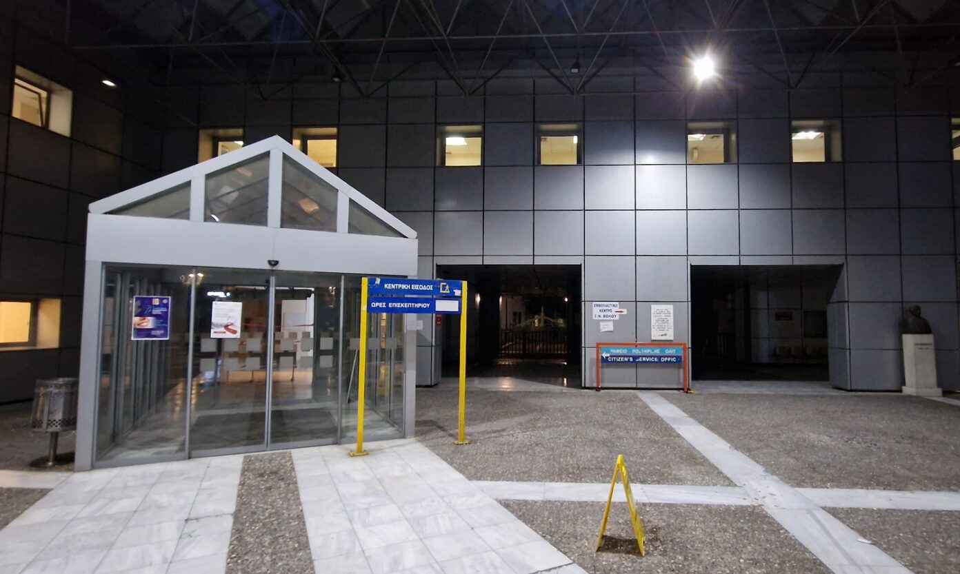 Φορτηγό έπεσε σε χαράδρα 10 μέτρων στον δρόμο Βόλου – Ζαγοράς – Δύο τραυματίες