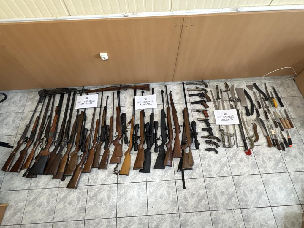 Οινόη: Xειροπέδες σε 56χρονο που είχε οπλοστάσιο στο σπίτι του – Κατηγορείται και για παράβαση της νομοθεσίας για την ευζωία των ζώων