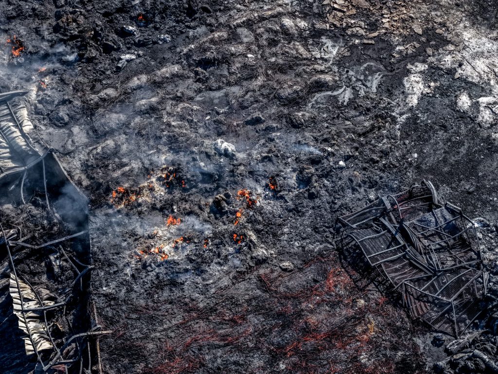 Αποπνικτική η ατμόσφαιρα για τρίτη ημέρα στο Ωραιόκαστρο – Με μάσκες οι κάτοικοι, συνεχίζουν να επιχειρούν ισχυρές πυροσβεστικές δυνάμεις