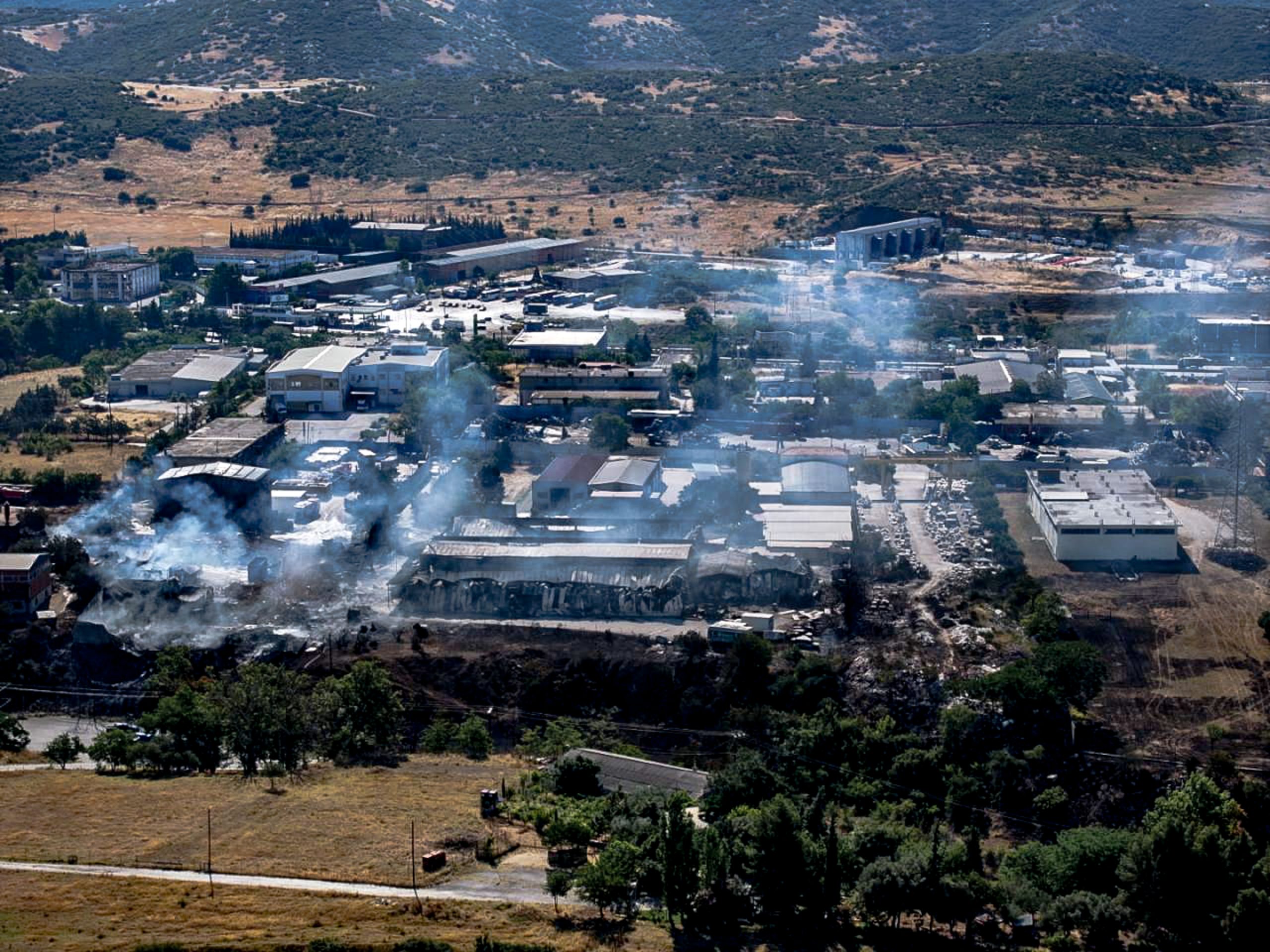Αποπνικτική η ατμόσφαιρα για τρίτη ημέρα στο Ωραιόκαστρο – Με μάσκες οι κάτοικοι, συνεχίζουν να επιχειρούν ισχυρές πυροσβεστικές δυνάμεις