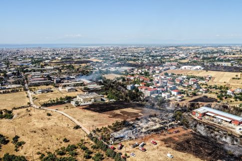 Απίστευτη ληστεία σε ζαχαροπλαστείο στη Νίκαια: Εργαζόμενη κυνήγησε με σφουγγαρίστρα τον ληστή που τη σημάδευε με όπλο