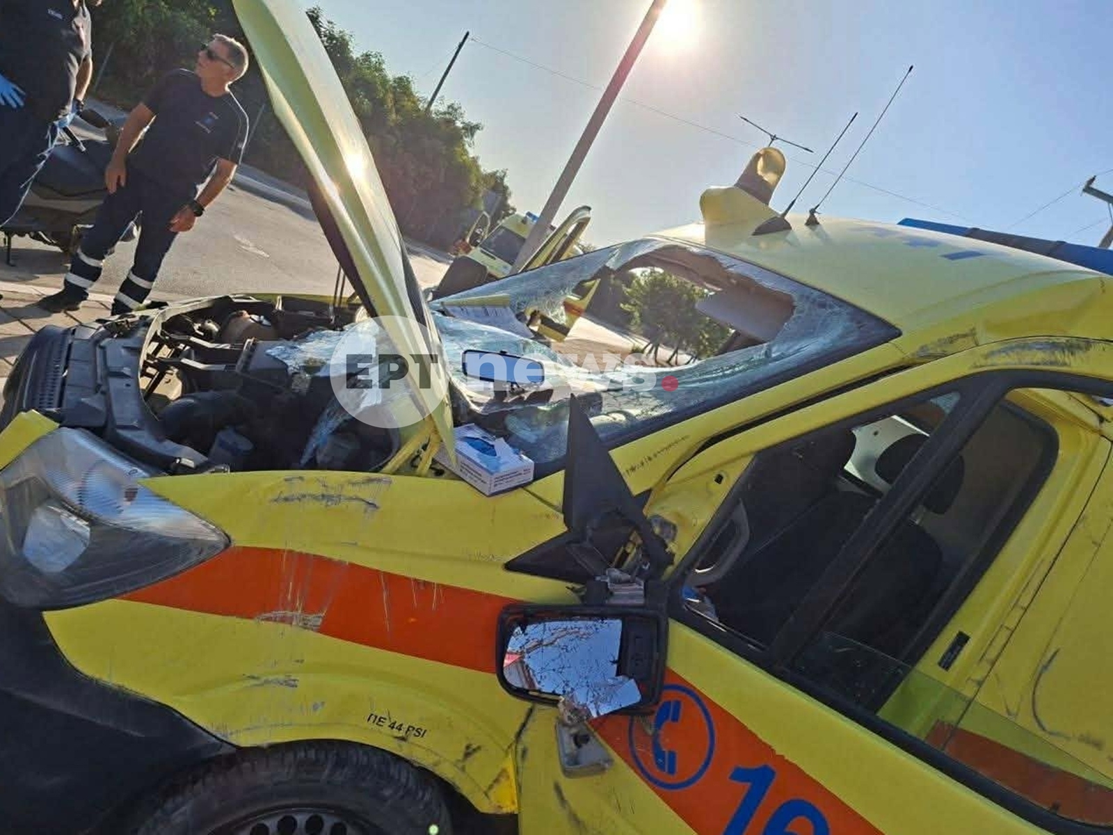 Πώς έγινε το τροχαίο με το ασθενοφόρο στα Χανιά: Διασώστης έδινε μάχη για τη ζωή του 53χρονου – Βίντεο από τη στιγμή της πρόσκρουσης