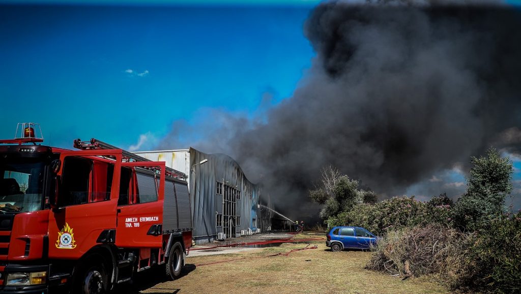 Καλοχώρι: Βελτιωμένη η εικόνα της πυρκαγιάς – Συνεχίζεται η κατάσβεση μέσα στο εργοστάσιο