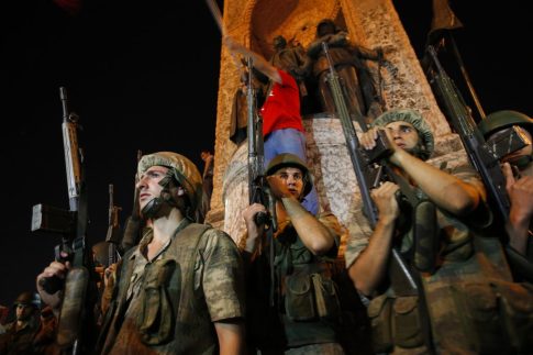 Τραμπ: Επαναφέρουμε τον ναυτικό αποκλεισμό του Ιράν – Τέλος 20% στα φορτία μέσω των Στενών του Ορμούζ