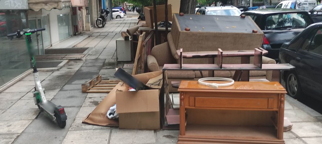 Θεσσαλονίκη: Γέμισαν το πεζοδρόμιο με παλιά σπασμένα έπιπλα – Δικογραφία σε βάρος δύο ατόμων