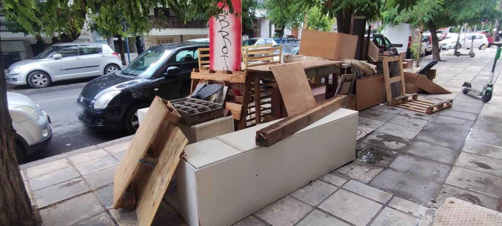 Θεσσαλονίκη: Γέμισαν το πεζοδρόμιο με παλιά σπασμένα έπιπλα – Δικογραφία σε βάρος δύο ατόμων