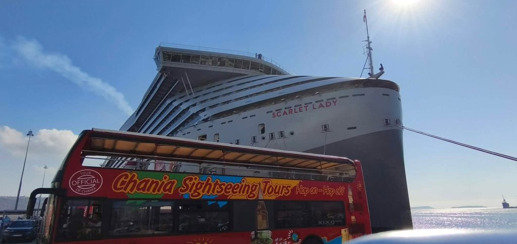 Χανιά: Κατέπλευσε στη Σούδα το “Scarlet Lady” – Βρήκε “καταφύγιο” στα Χανιά μετά τις απαγορεύσεις