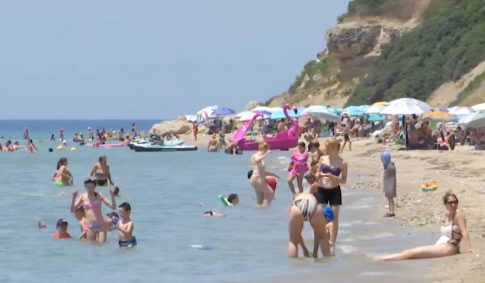 Θεσσαλονίκη: Μήνυμα κατά της τρομοκρατίας «Δεν σας φοβόμαστε» στη συγκέντρωση διαμαρτυρίας στελεχών και μελών της ΝΔ έξω από Ιπποκράτειο