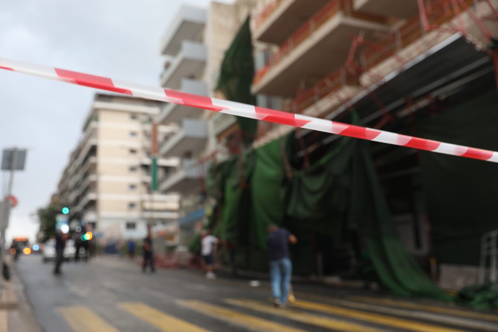 Κατέρρευσε σκαλωσιά πολυκατοικίας από την κακοκαιρία στον Πειραιά