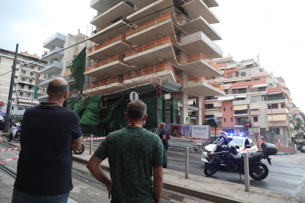 Κατέρρευσε σκαλωσιά πολυκατοικίας από την κακοκαιρία στον Πειραιά