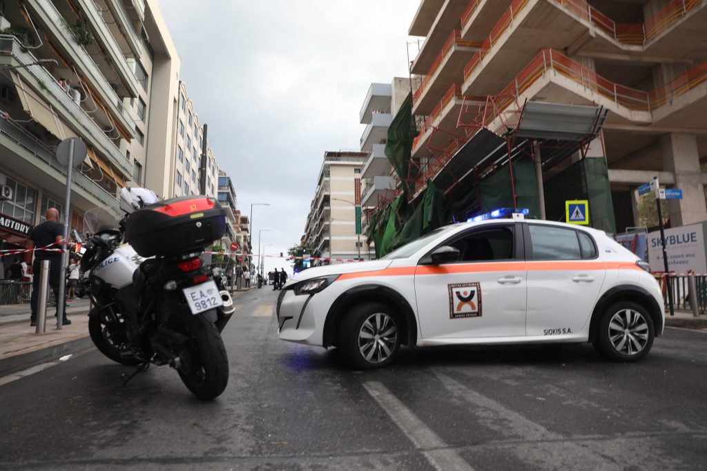 Κατέρρευσε σκαλωσιά πολυκατοικίας από την κακοκαιρία στον Πειραιά
