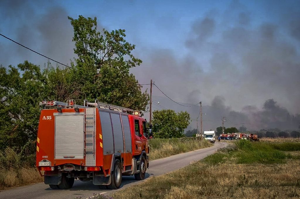 Πυρκαγιά στη Σουρωτή Θεσσαλονίκης: Ενισχύθηκαν οι δυνάμεις της Πυροσβεστικής – 5 αεροσκάφη και 2 ελικόπτερα στη μάχη της κατάσβεσης