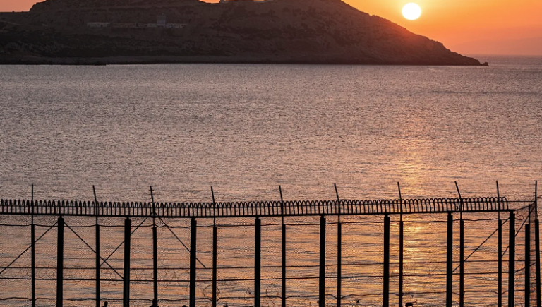 Εκατοντάδες μετανάστες κολυμπούν από το Μαρόκο προς τον ισπανικό θύλακα της Θέουτα