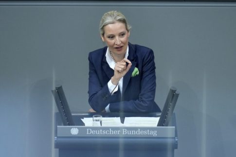 Μεγάλη φωτιά στην Καλλικράτεια Χαλκιδικής, μήνυμα από το 112 για απομάκρυνση των κατοίκων – Ενισχύθηκαν οι δυνάμεις στο Κιλκίς